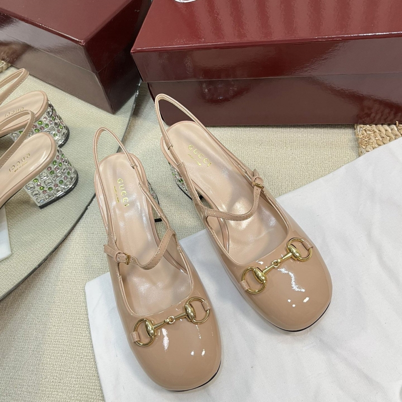 G*u*i sandals